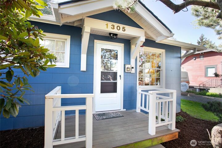 Property Photo:  1305 W Illinois Street  WA 98225 