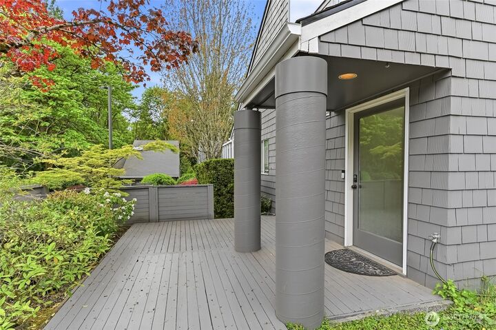 Property Photo:  613  Bellevue Way SE  WA 98004 