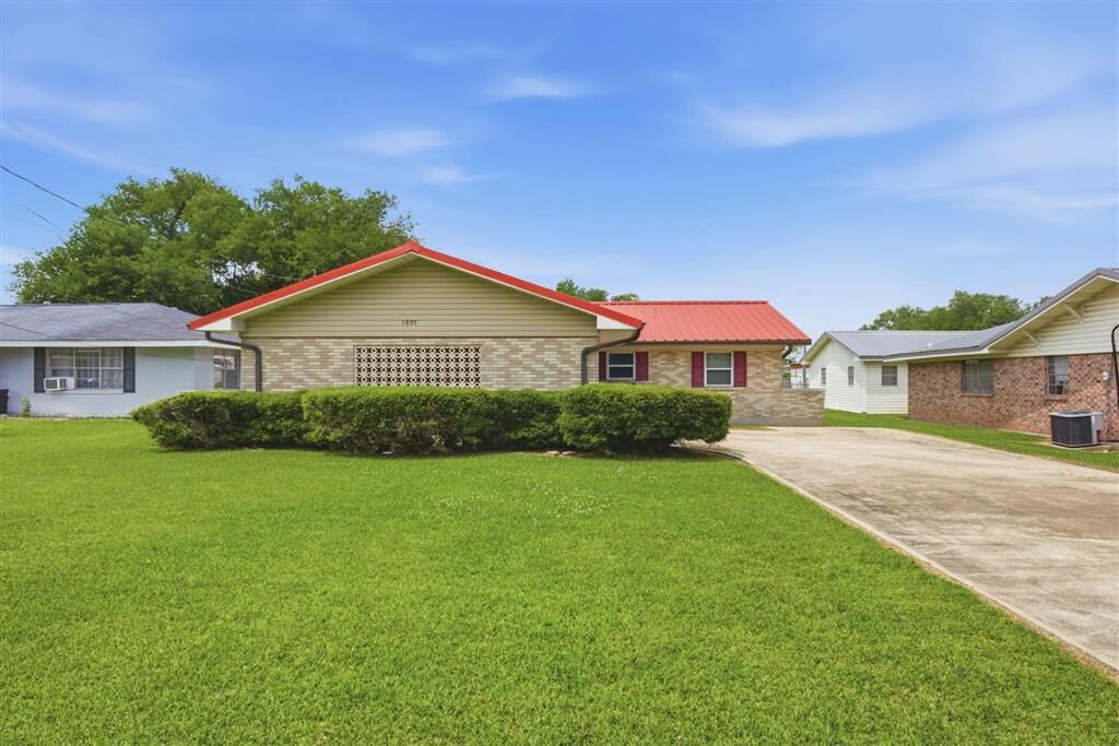 Property Photo:  1807 Drost Street  LA 70663 