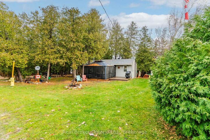 Property Photo: 33 Gloucester Grove ON L0K 1R0