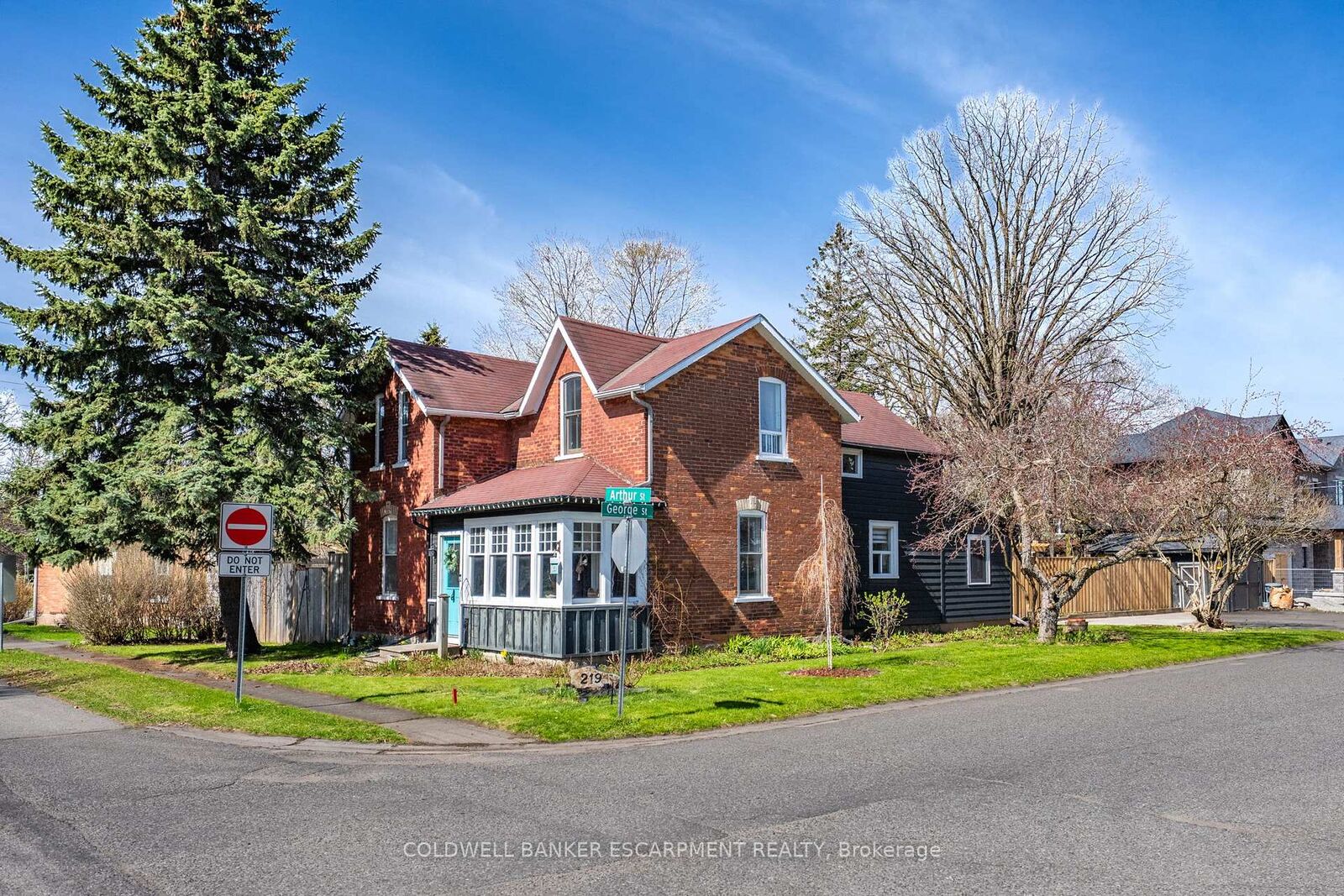 Property Photo: 219 Arthur Street ON L7J 1L8