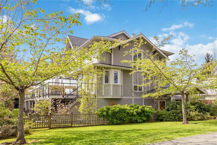 Property Photo:  2918 Shelbourne St 1  BC V8R 4M6 