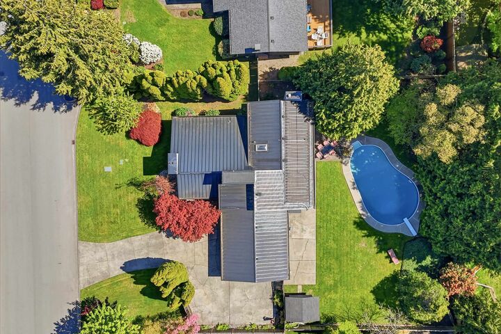 Property Photo: 5098 2 Avenue BC V4M 1C8