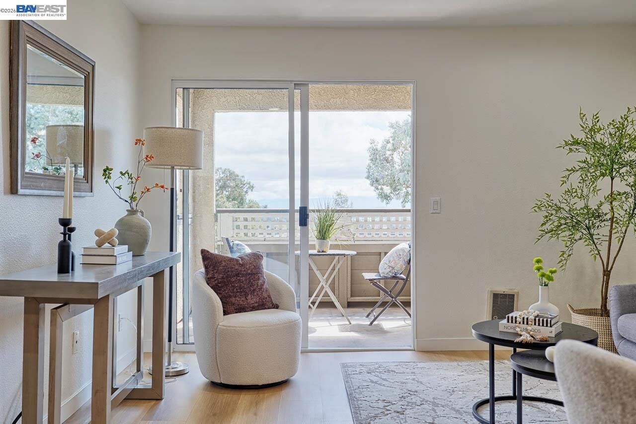 Property Photo:  685 Dartmore Ln 365  CA 94544 