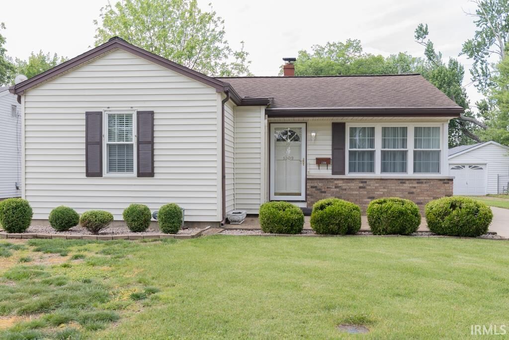 Property Photo:  1309 S Saint James Boulevard  IN 47714 