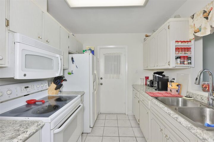 Property Photo: 700 Rutgers Place FL 33573