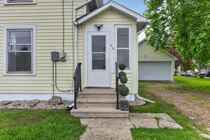 Property Photo:  613 Hallett Street  MI 49202 