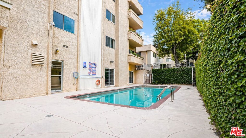 Property Photo:  5139 Balboa Boulevard 12  CA 91316 