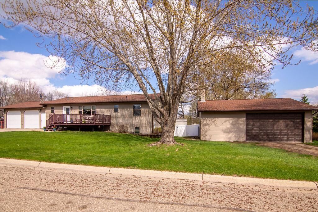 Property Photo:  811 Roosevelt Street  MN 56308 