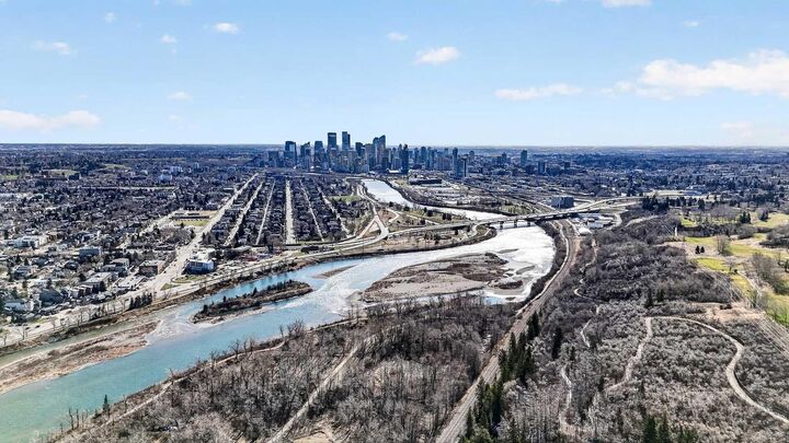 Property Photo:  14 Hemlock Crescent SW 7304  AB T3C 2Z1 