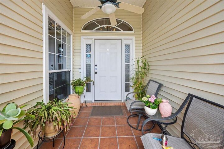 Property Photo:  806 Linda Dr  FL 32569 