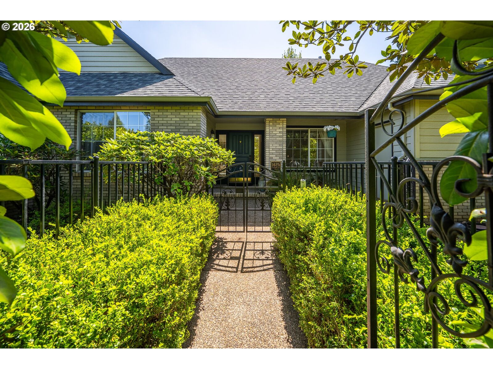 Property Photo:  1625 Victorian Way  OR 97401 