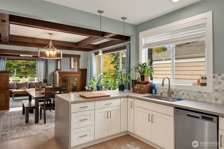 Property Photo:  6411  Woodland Place N  WA 98103 