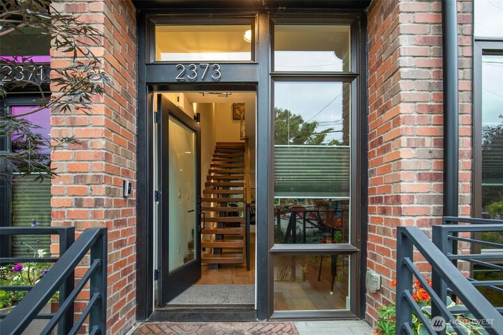Property Photo:  2373  Minor Avenue E  WA 98102 
