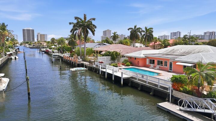 Property Photo:  3021 NE 40th Court  FL 33308 