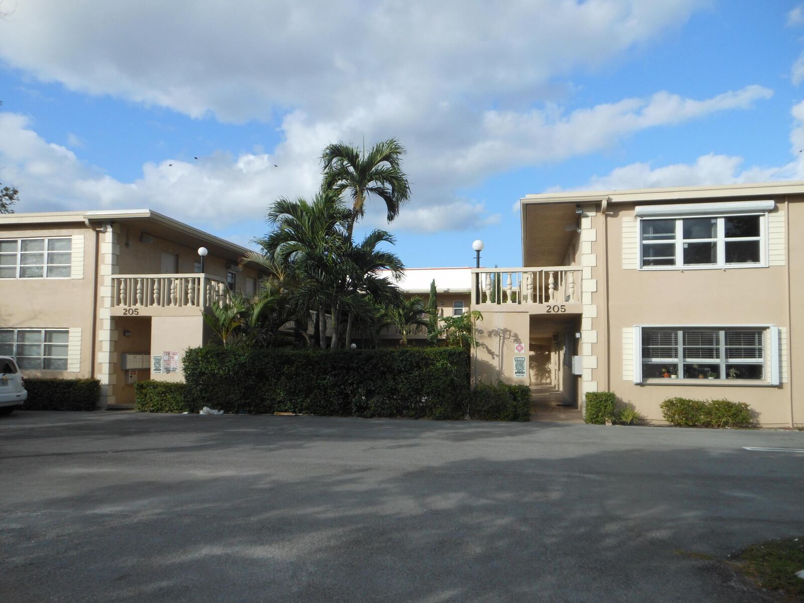 Property Photo:  205 NE 3rd Street NE 102  FL 33435 