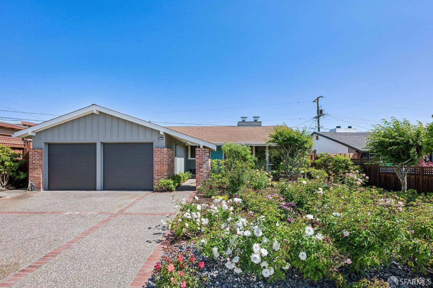 Property Photo:  809 Mosswood Lane  CA 94030 