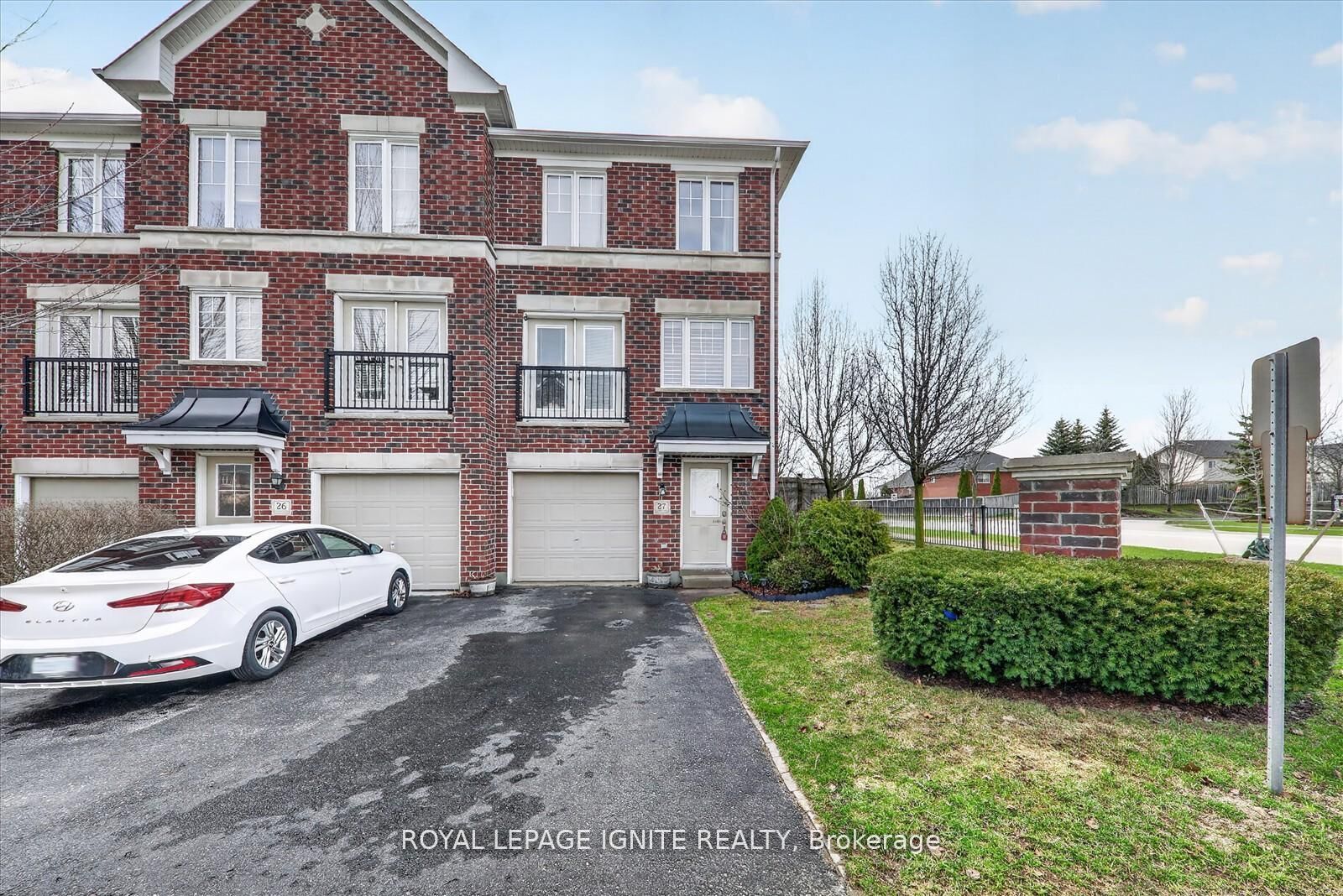 Property Photo: 571 Longworth Avenue 27 ON L1C 0H3