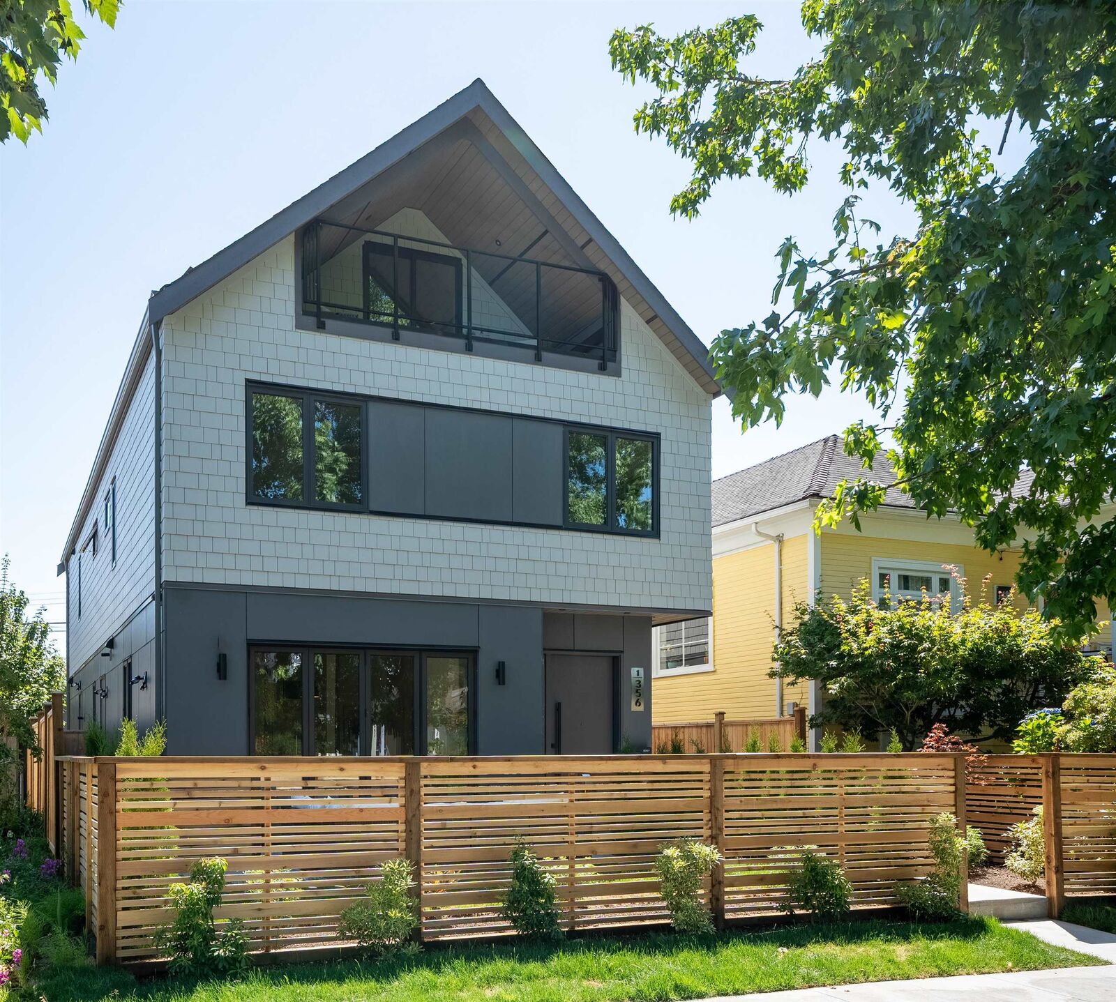 Property Photo: 356 E 40th Avenue 1 BC V5W 1L9