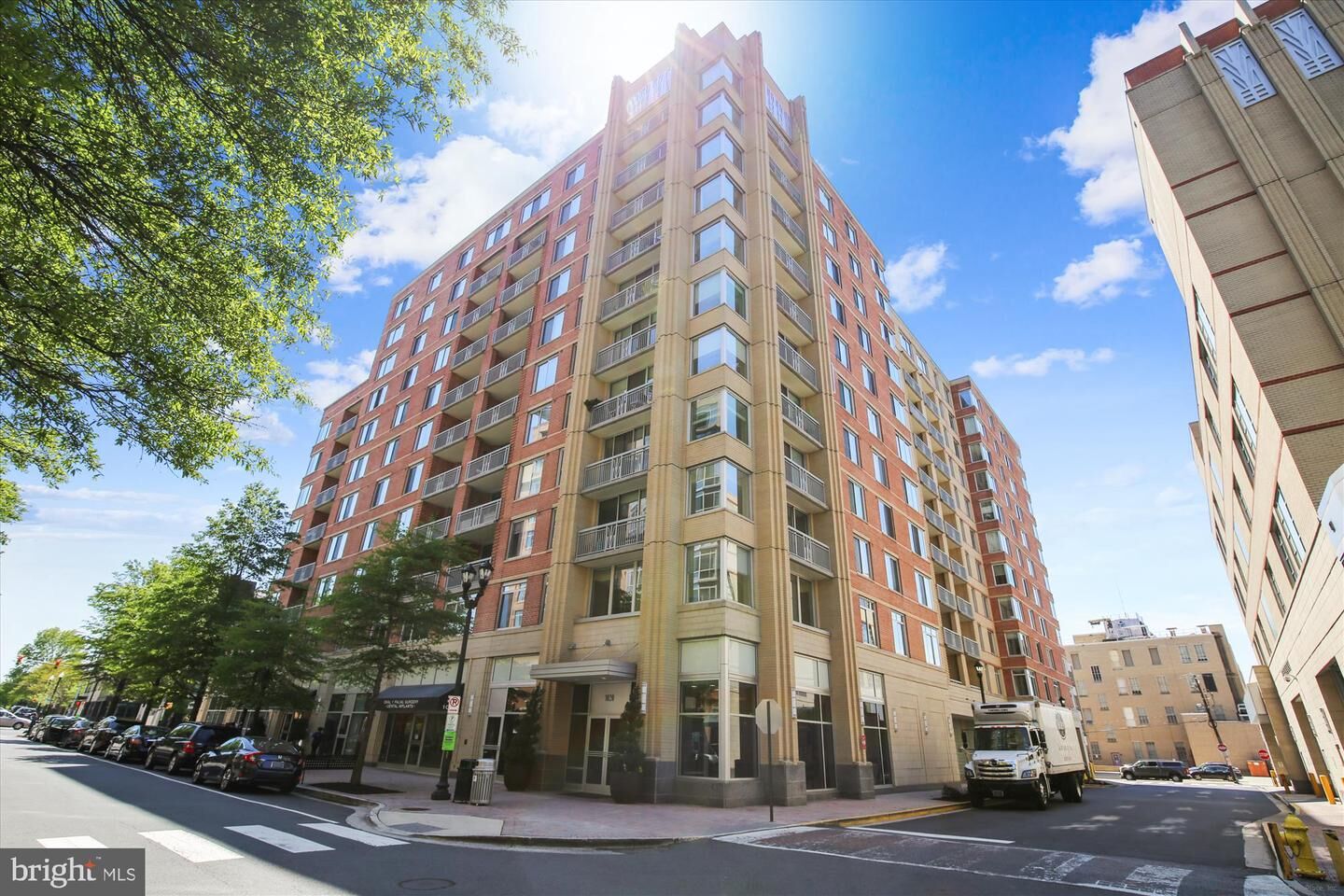 Property Photo: 1020 Highland Street N 605 VA 22201