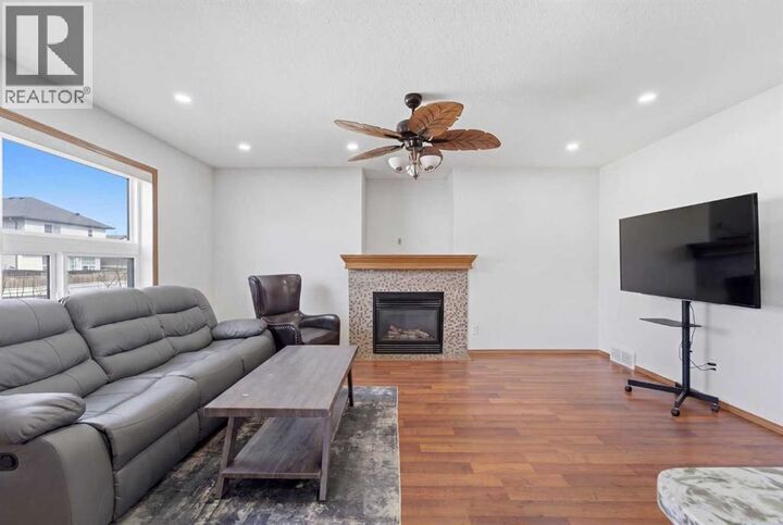 Property Photo:  139 Saddlehorn Close Northeast  AB T3J 5C6 