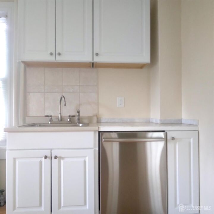 Property Photo:  63 East Somerset Street Apt 1  NJ 08869 