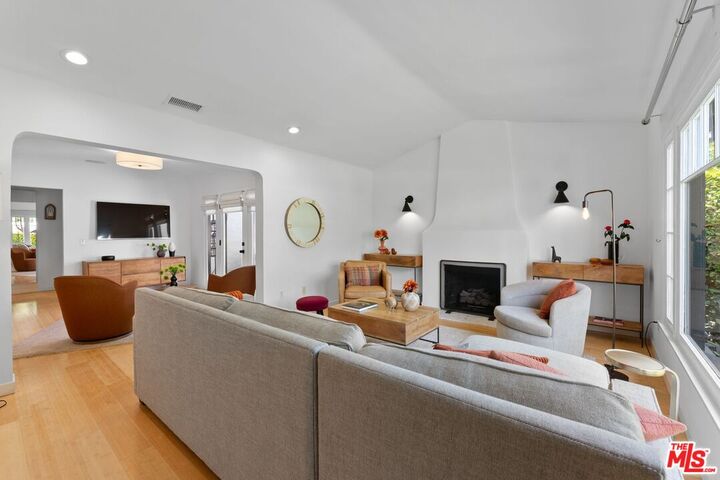 Property Photo:  8814 Rosewood Ave  CA 90048 