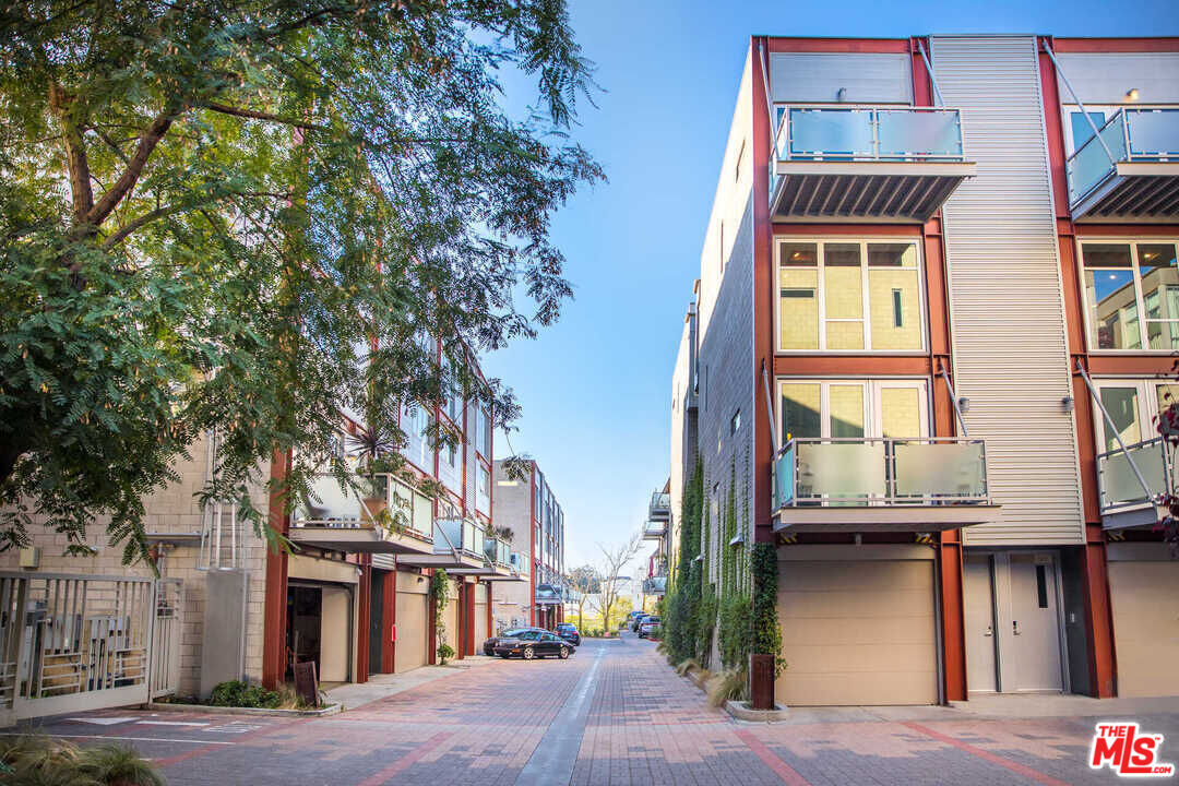 Property Photo: 3450 Cahuenga Blvd CA 90068