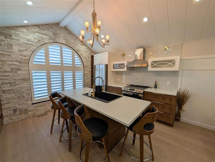 Property Photo:  10 Carlton Place  MB R7B 3Y1 