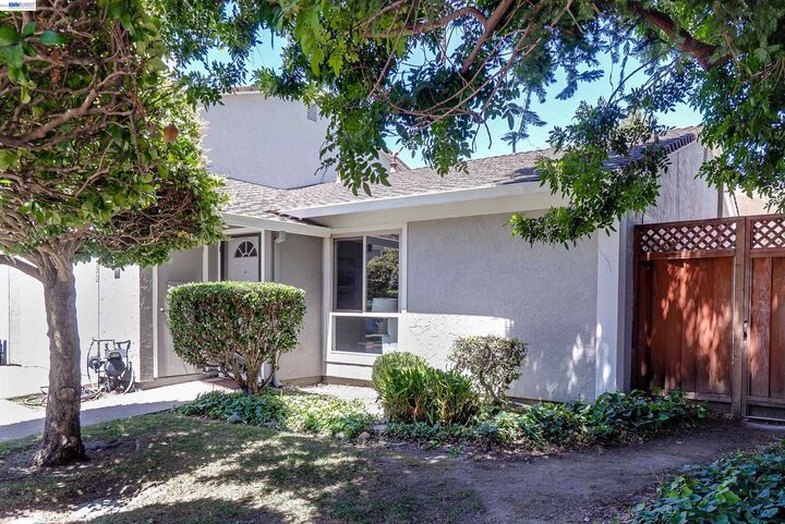 Property Photo:  40130 Santa Teresa Cmn  CA 94539 