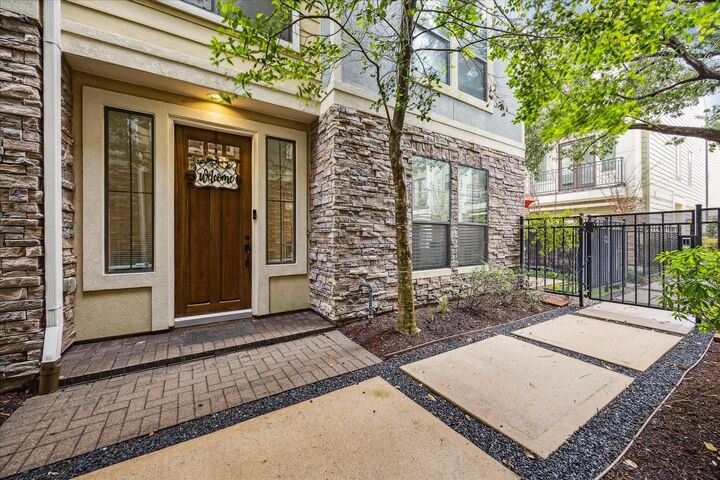 Property Photo:  1110 W 25th Street  TX 77008 