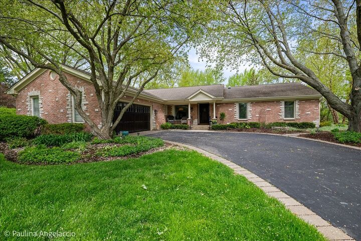 Property Photo:  570 Hillside Court  IL 60010 