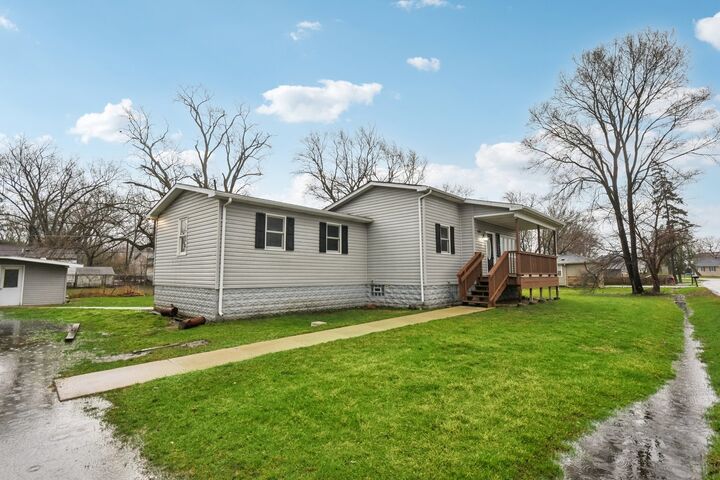 Property Photo:  402 Lily Lane  IL 60051 