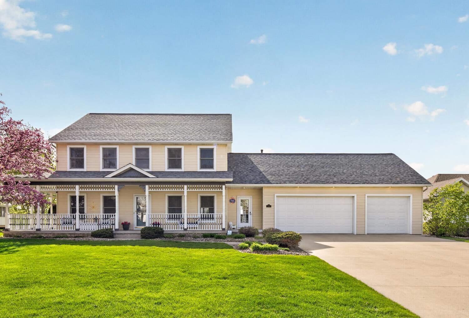 Property Photo:  1009 5th Avenue NW  MN 55920 