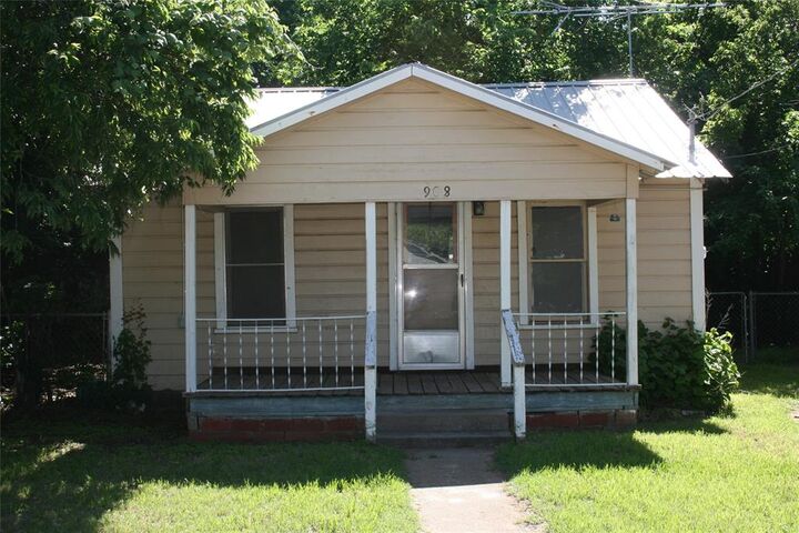 Property Photo:  908 Franklin Street  TX 76086 