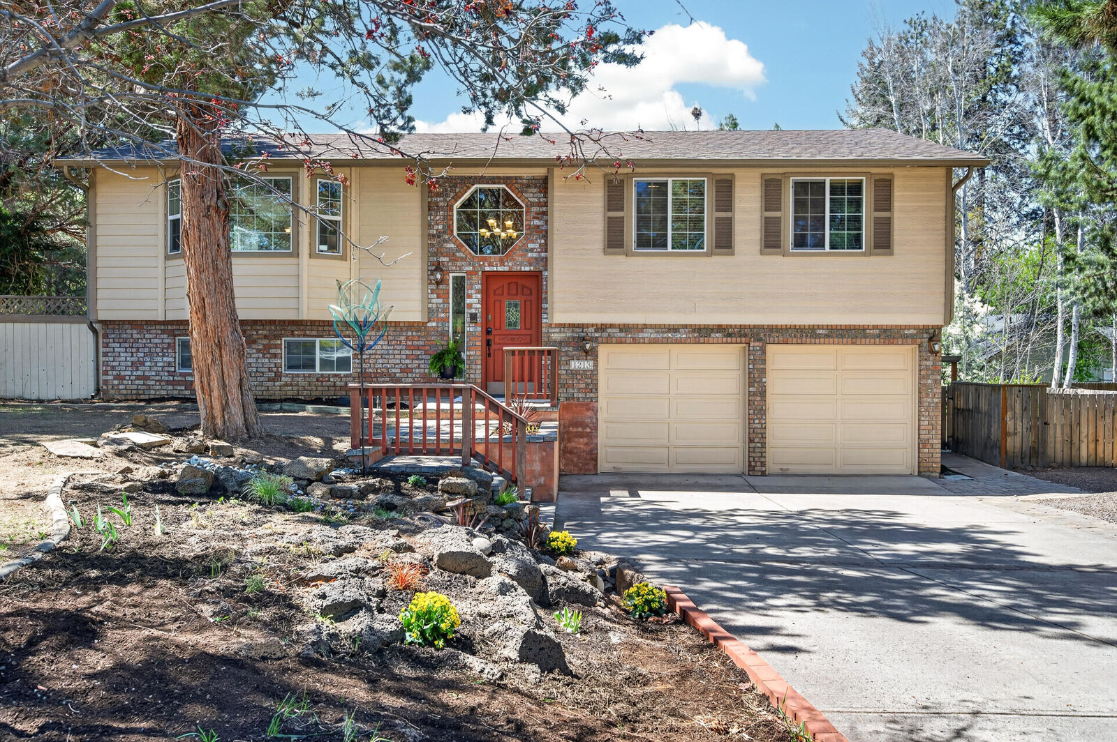 Property Photo:  1213 SE Teakwood Drive  OR 97702 