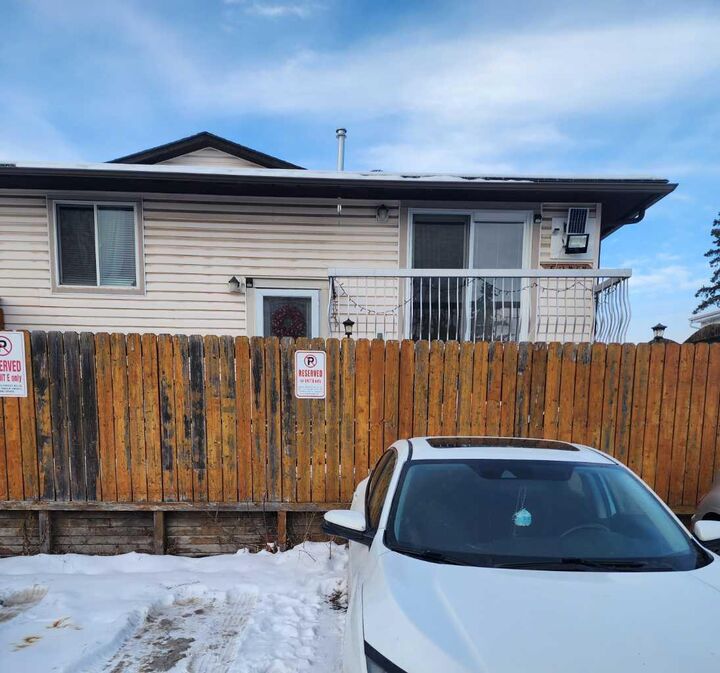 Property Photo: 1404 43 Street SE B AB T2A 5E7