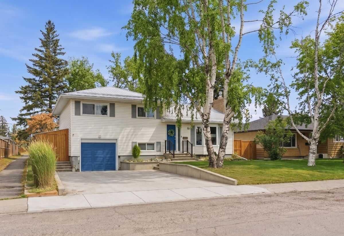 Property Photo:  40 Grafton Crescent SW  AB T3E 4X1 