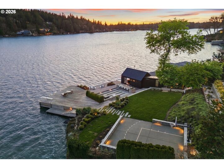 Property Photo:  2600 Summit Dr  OR 97034 