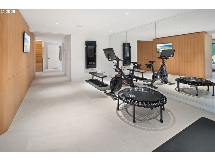 Property Photo:  2600 Summit Dr  OR 97034 