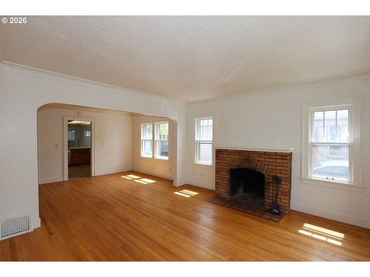 Property Photo:  226 SE 76th Ave  OR 97215 