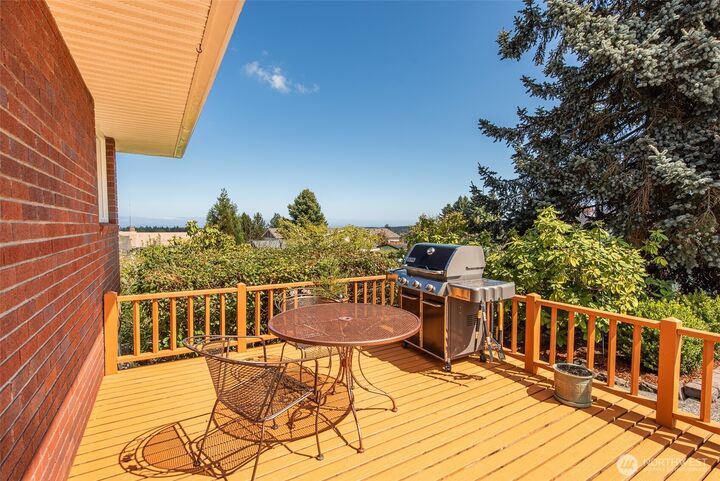 Property Photo:  608  Reservoir Road  WA 98382 