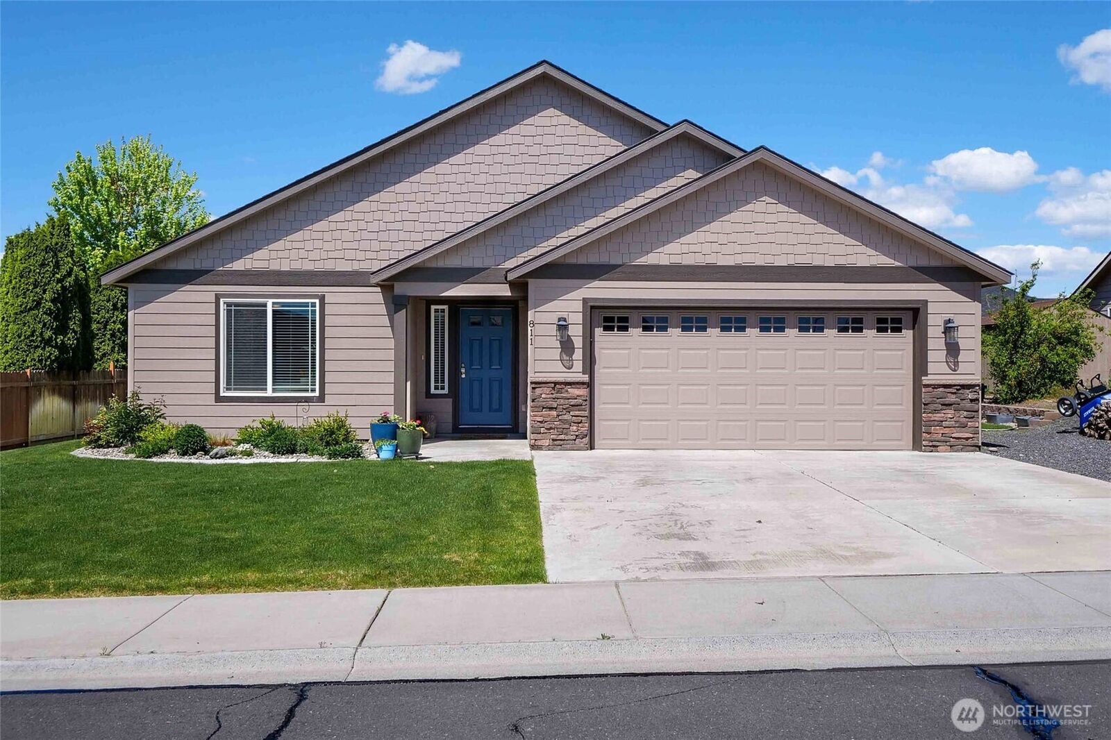 Property Photo:  811  7th Avenue NE  WA 98823 