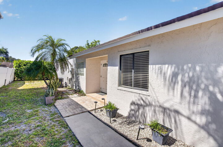 Property Photo:  7 Kyle Way  FL 33426 