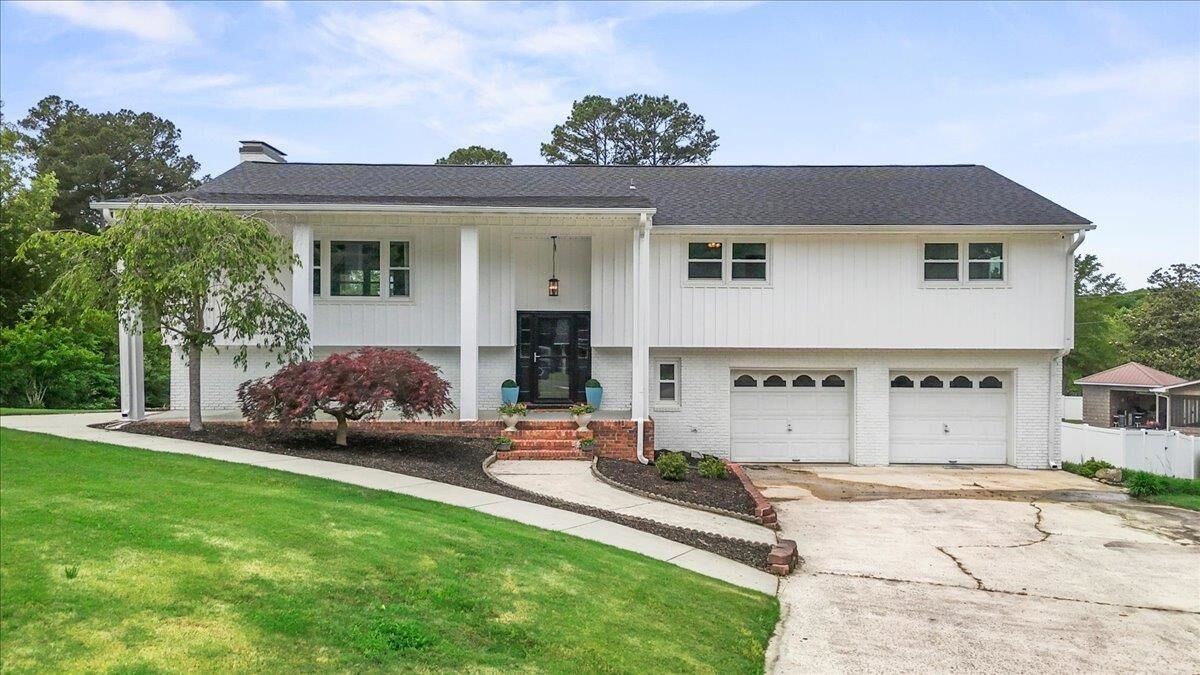Property Photo: 919 Brentwood Dr NE AL 35055