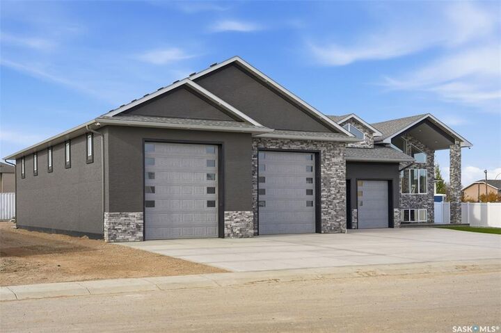 Property Photo: 7 Loewen Court SK S0K 0A1