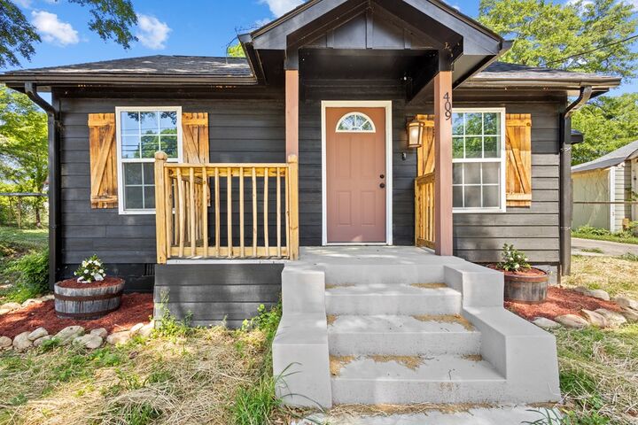 Property Photo:  409 Calhoun Avenue  GA 30161 