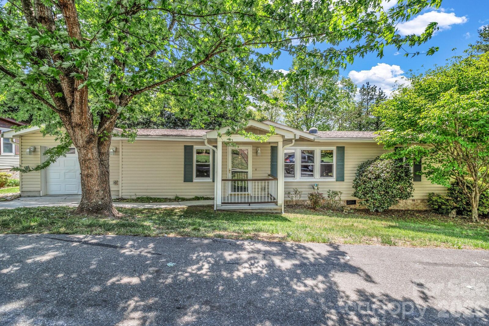 Property Photo:  405 Deerfield Court  NC 28792 