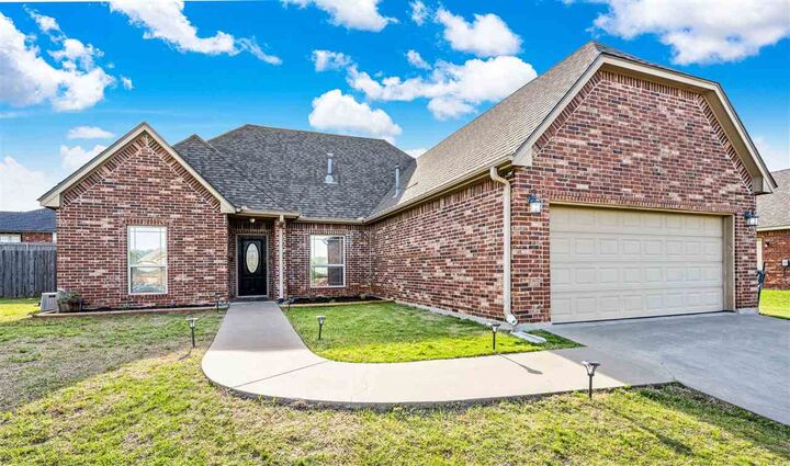 Property Photo:  11 NE Summerwood Dr  OK 73538 