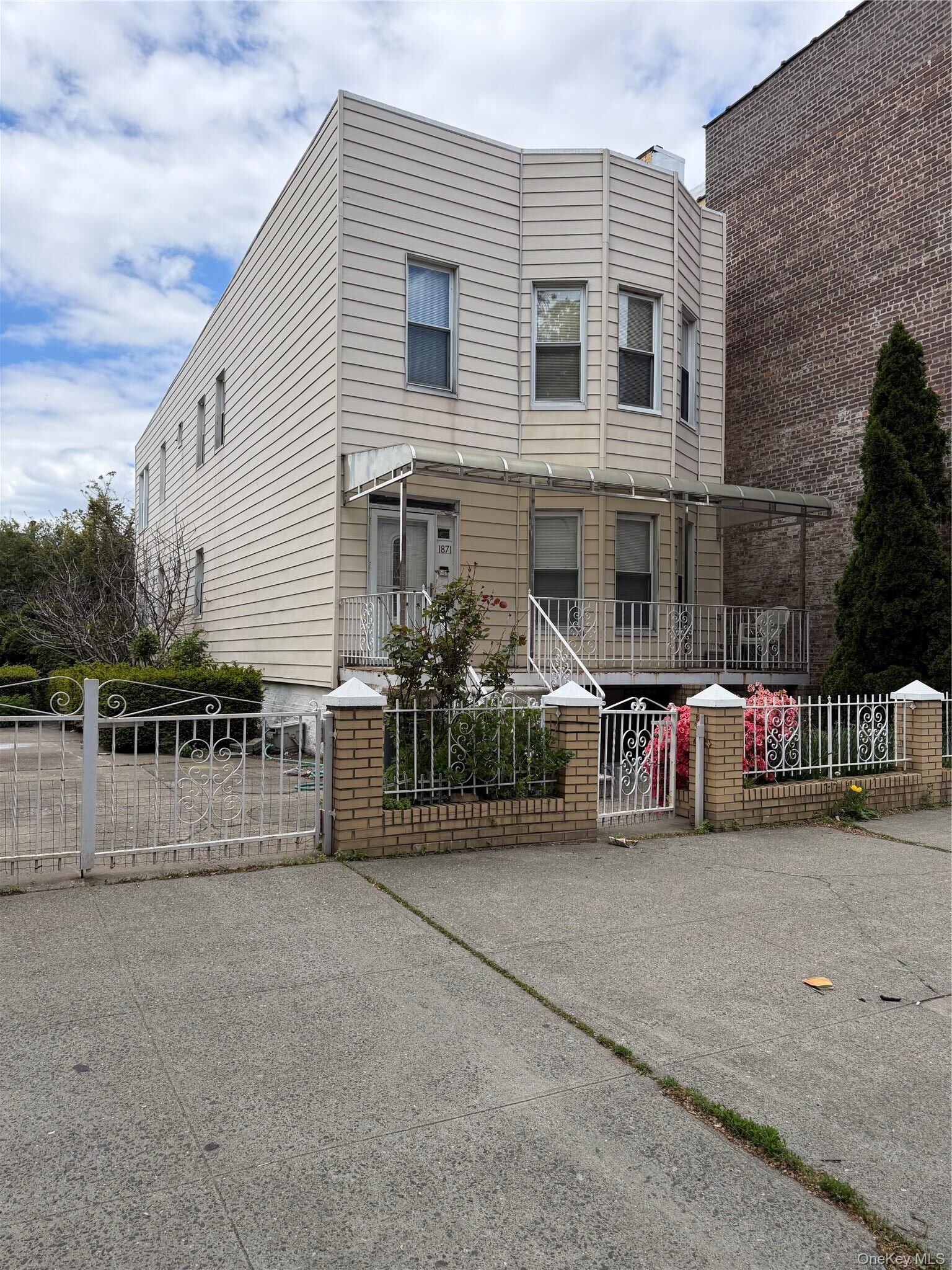 Property Photo:  1871 Matthews Avenue  NY 10462 